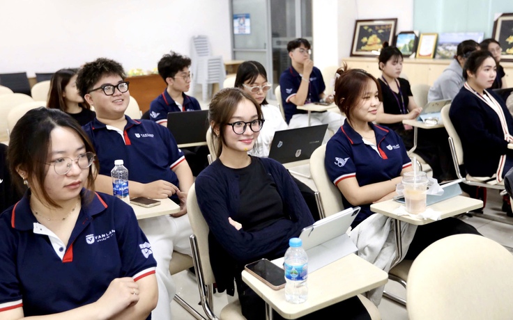 Sinh viên chương trình đào tạo đặc biệt Trường ĐH Văn Lang bắt đầu học kỳ tại tòa soạn Báo Thanh Niên