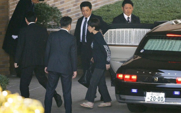 Thủ tướng Nhật gây sốt trong trang phục giản dị chuyển vào sống ở dinh thự Tokyo