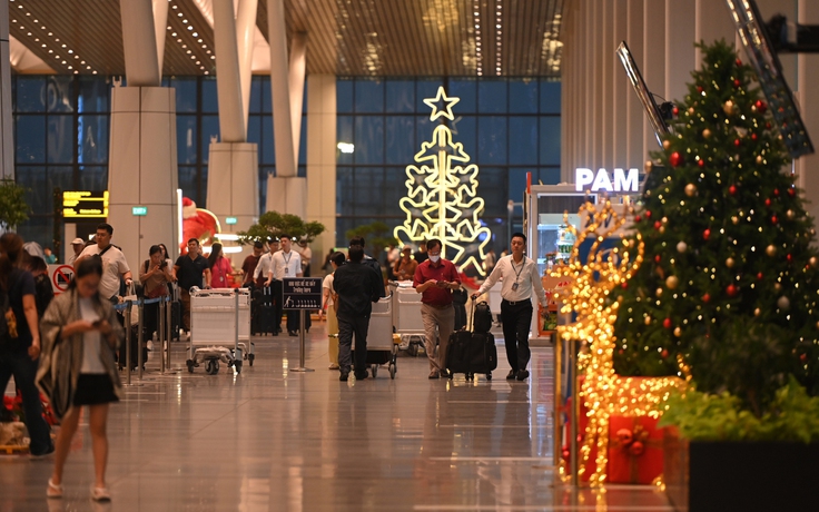Nhà ga T3 Tân Sơn Nhất 'lên đồ' lung linh đón hàng vạn khách đầu năm mới