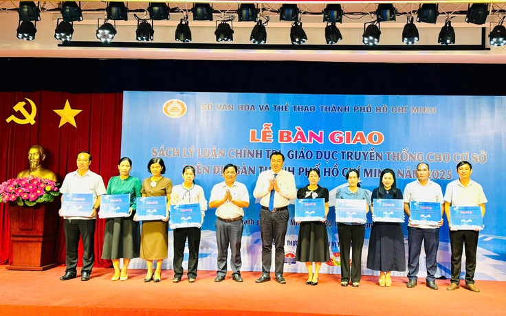 Sở VH-TT TP.HCM 'lì xì' sách mừng năm mới