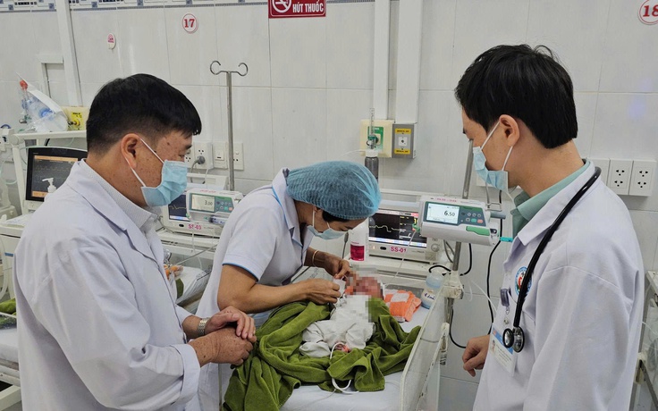 Bé gái bị vùi trong vườn cao su được một gia đình ở Đà Nẵng nhận nuôi