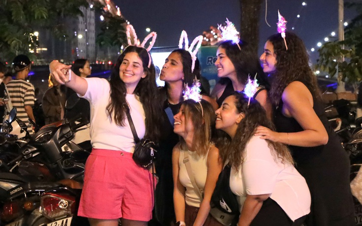 Giao thừa 2026: Đà Nẵng đông nghẹt xe cộ, phố phường không ngủ