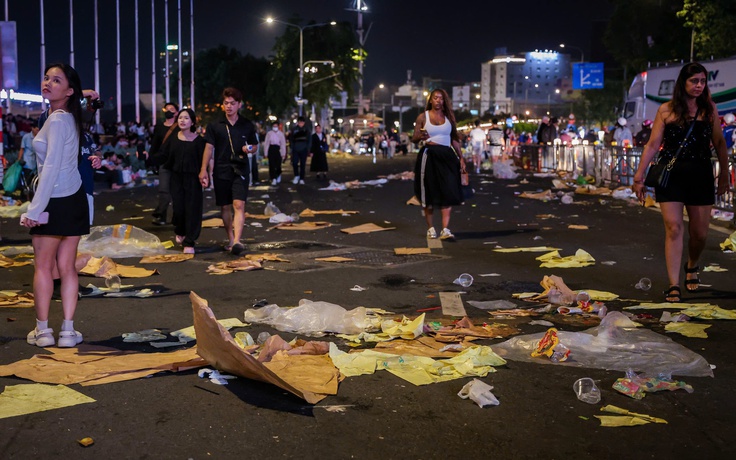 Ngổn ngang rác sau đêm giao thừa 2026, sáng nay trung tâm TP.HCM lại xanh sạch đẹp