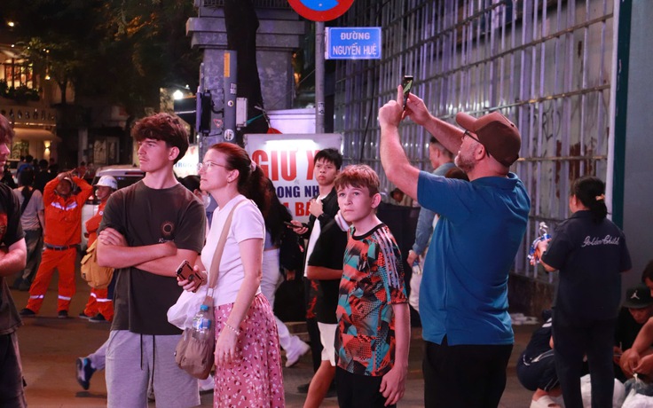 Khách Tây đón giao thừa 2026 tại TP.HCM: Bất ngờ vì không khí náo nhiệt