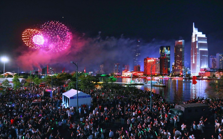 Chúc mừng năm mới 2026: Rực rỡ pháo hoa trên bầu trời TP.HCM