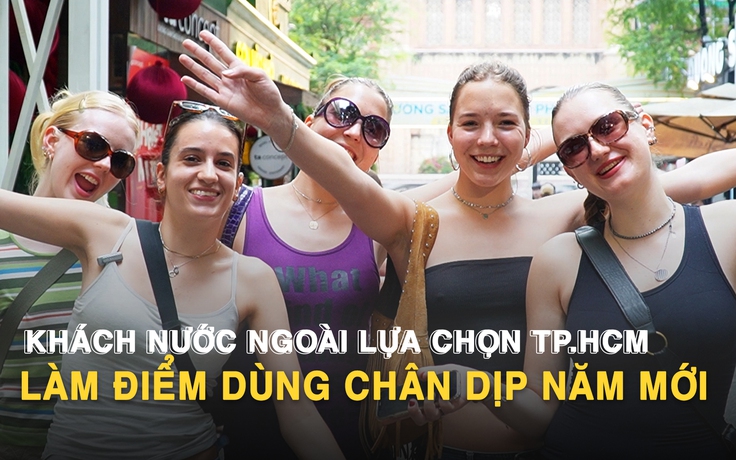 Khách Tây ra đường sớm chờ đón năm mới 2026 ở TP.HCM: 'Ở đây thật dễ thương'