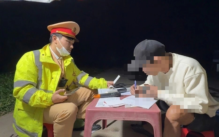 CSGT TP.Huế phát hiện tài xế xe đầu kéo dương tính với ma túy