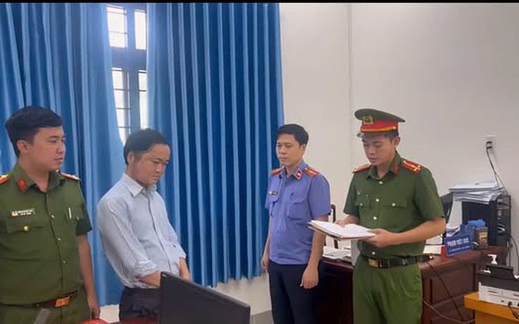 Bắt cựu cán bộ địa chính xã lạm dụng chức vụ quyền hạn chiếm đoạt tài sản