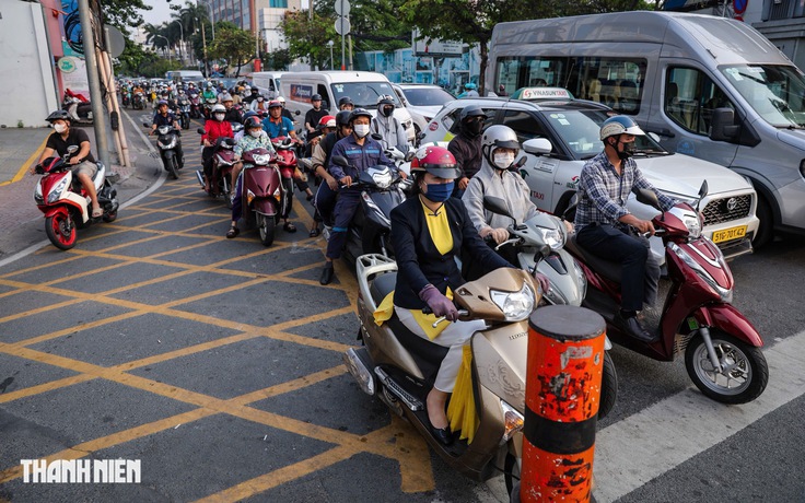 TP.HCM kẻ vạch mắt võng rẽ phải khi đèn đỏ năm 2025: Tình hình các giao lộ thế nào?