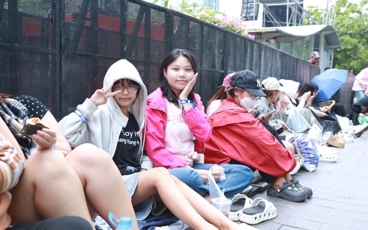 Ngồi xí phần dọc phố đi bộ từ đêm hôm trước để chờ xem countdown 2026