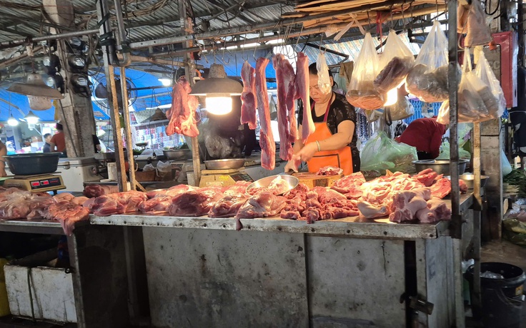 Cuối năm, giá thịt heo ở chợ tăng, người trẻ cân nhắc từng bữa cơm