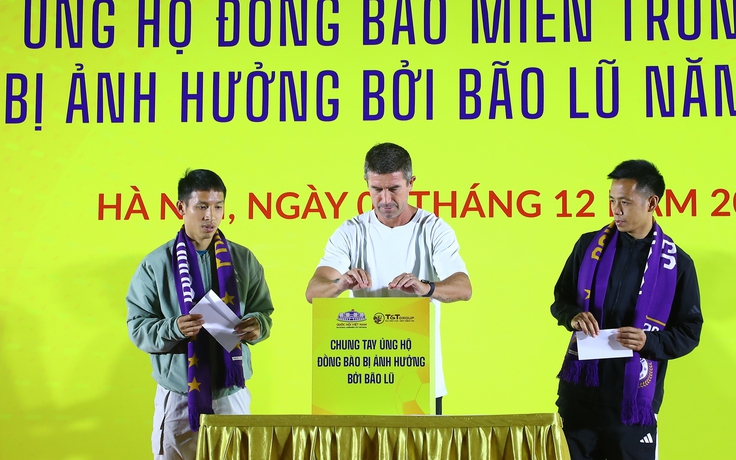 HLV Harry Kewell cùng Văn Quyết, Hùng Dũng quyên góp hỗ trợ đồng bào vùng lũ