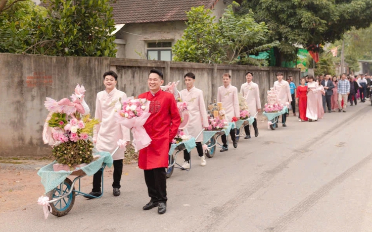 Nhà cách nhau vài trăm mét, chú rể dùng xe rùa chở sính lễ đi rước dâu