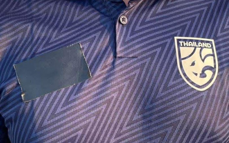 Thực hư chuyện BTC sân Rajamangala dùng băng dính đen che logo áo CĐV: Lại chỉ vì lỗi… truyền đạt?