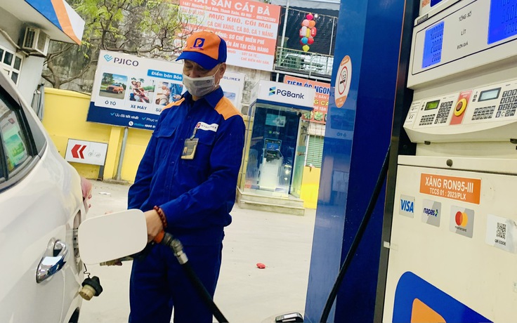 Giá xăng tăng, giá dầu giảm từ 15 giờ hôm nay 4.12