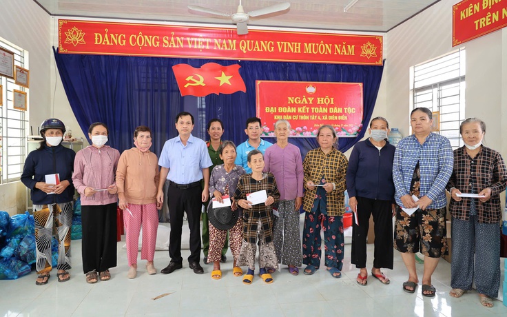 Thép tấm lá Phú Mỹ cùng Báo Thanh Niên trao 500 triệu đồng tiếp sức bà con vùng lũ