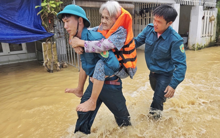 Chạy lụt lần 4: Người Nha Trang vẫn chưa kịp hồi sức sau trận lũ lịch sử