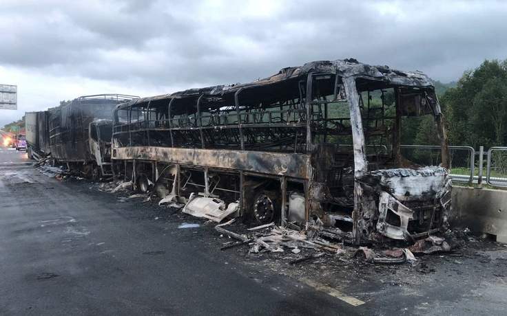 3 xe cháy rụi sau va chạm trên cao tốc Vân Phong - Nha Trang