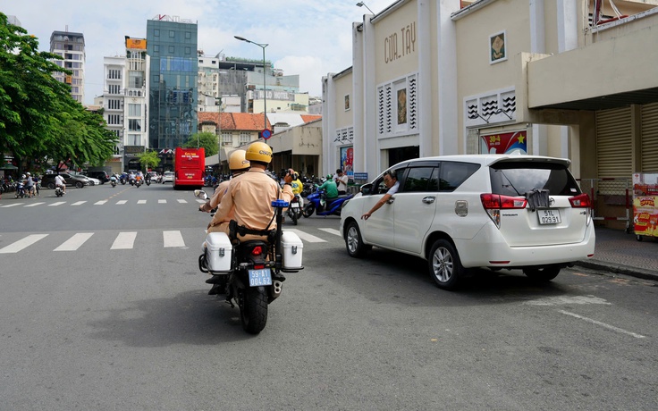 Dừng ô tô đi rút tiền, mua đồ... có thể bị phạt đến 6 triệu đồng