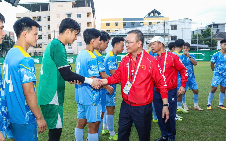 Trưởng đoàn Nguyễn Hồng Minh chúc U.23 Việt Nam thắng và thắng đẹp, đội trưởng Văn Khang đáp lễ