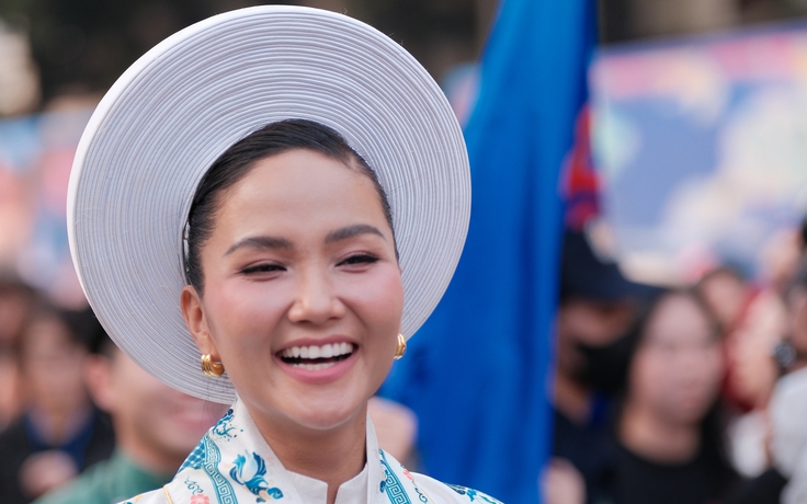 H’Hen Niê, Lọ Lem tái hiện vẻ đẹp cổ phục Việt trong 'Bách Hoa hỷ sự'