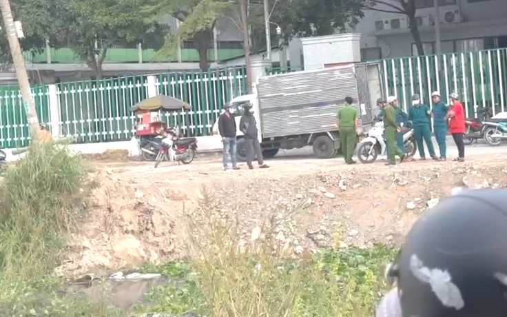 Đang đi đón con, bỗng phát hiện một thi thể dưới kênh