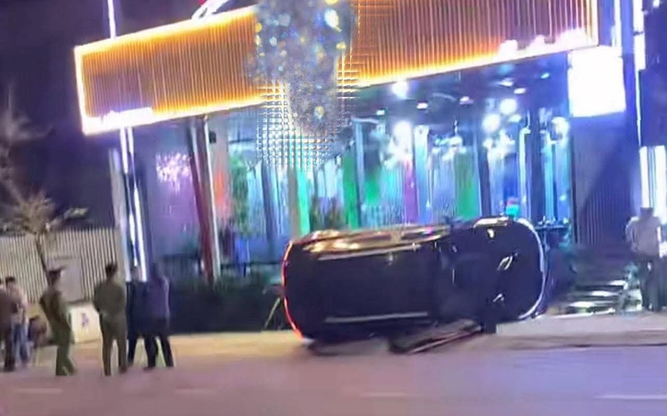 Xe ô tô lao lên vỉa hè làm 3 người bị thương