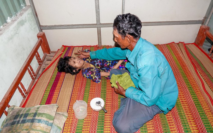 Cha già bán vé số nuôi con bệnh bại não