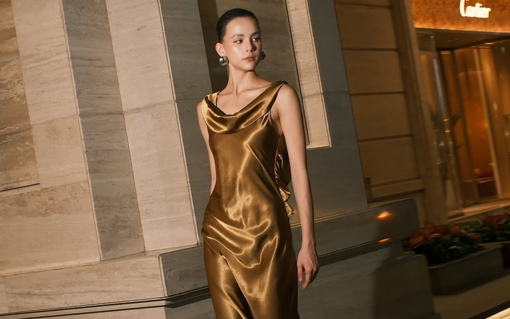 Quyến rũ kiêu kỳ với chiếc váy lụa satin mềm mại