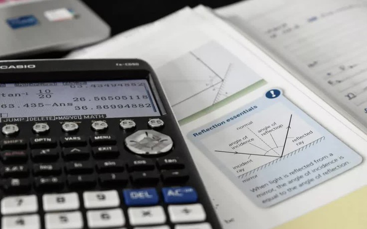 Máy tính bỏ túi vẫn 'sống khỏe' giữa kỷ nguyên smartphone và AI