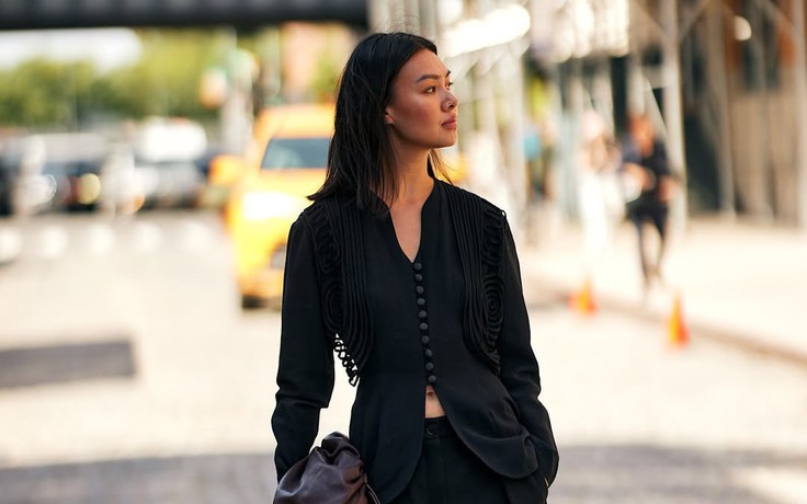 Biến những chiếc quần dài mùa này thành món đồ thanh lịch, hiện đại