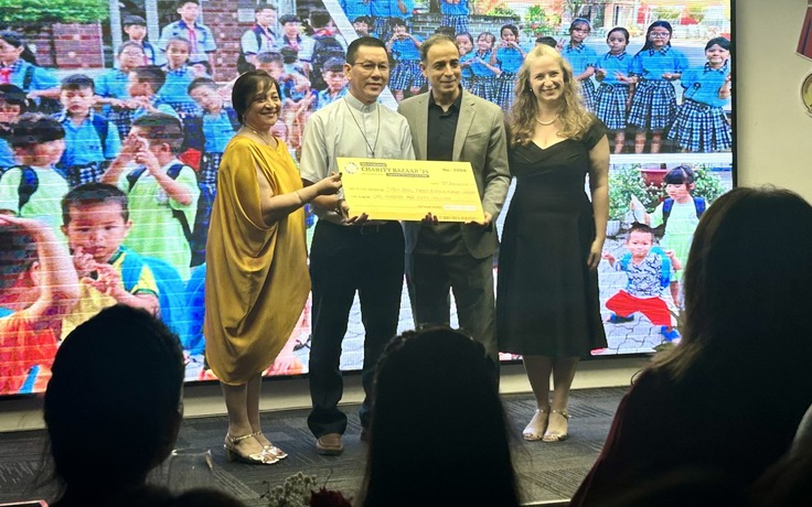 CLB Lãnh sự TP.HCM trao tiền hỗ trợ cho các tổ chức từ thiện