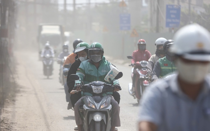 Bụi mịt mù gần công trường Vành đai 3: Nhiều người than trời vì không thấy đường