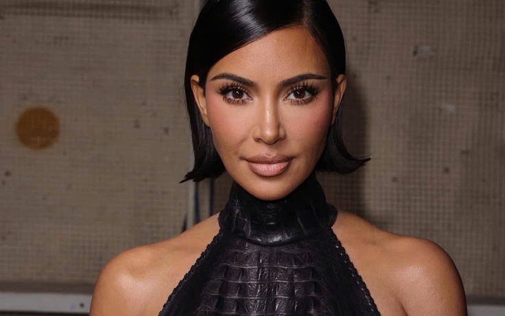 Kim Kardashian lộ ảnh hôn trai lạ trên bãi biển