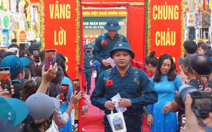 Cần Thơ: Đòn bánh tét nghĩa tình tặng tân binh lên đường nhập ngũ