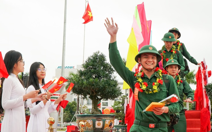 Con trai hào hứng lên đường nhập ngũ, người mẹ tự hào mong con trưởng thành