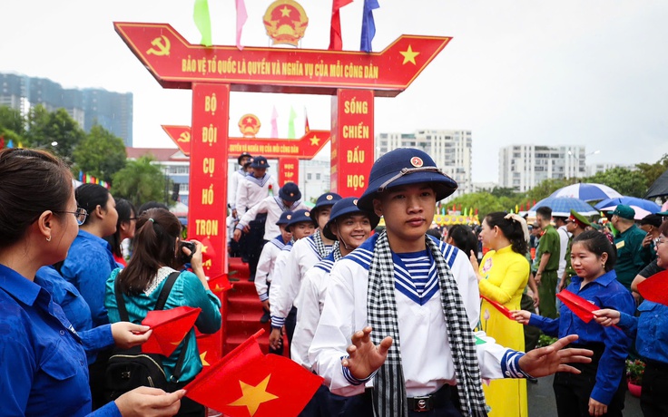 Sinh viên đang học đại học, cao đẳng có phải đi nghĩa vụ quân sự không?