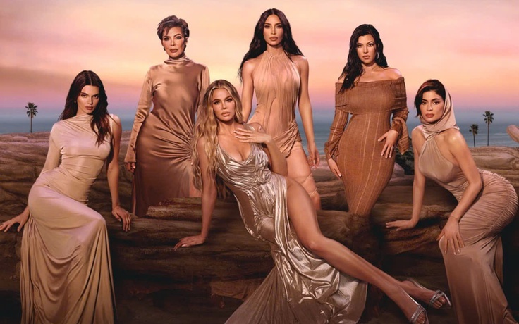 Chị em Kardashian tiết lộ từng có nhiều sao nam tán tỉnh họ cùng lúc