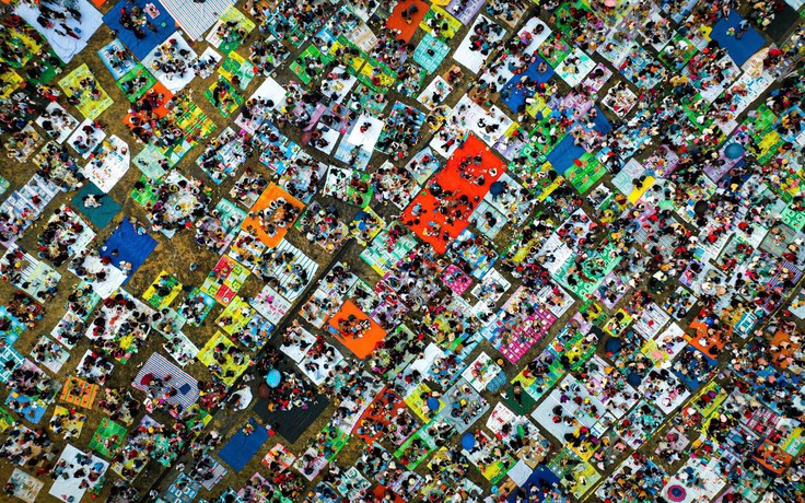 Chiêm ngưỡng khung cảnh hàng ngàn người 'cắm trại' qua đêm dưới chân núi Bà Đen