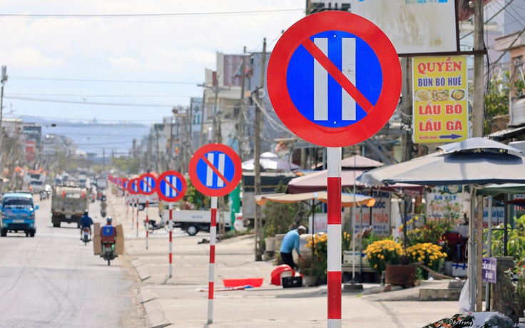 'Rừng' biển cấm đậu xe trên QL27: Chỉ 1km có tới 23 biển báo