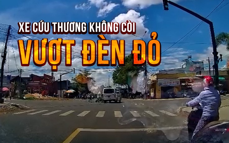 Xe cứu thương không hú còi, vượt đèn đỏ gây tai nạn