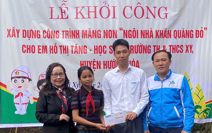 Trao tiền, hỗ trợ xây nhà cho em học sinh nghèo vùng cao