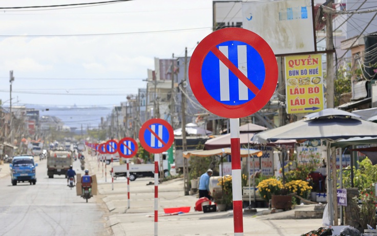 Vụ 1km có 23 biển cấm đậu xe: Chủ tịch tỉnh yêu cầu báo cáo ngay