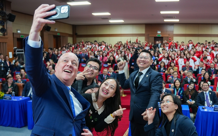 Thủ tướng New Zealand 'selfie' với sinh viên Trường ĐH Ngoại thương