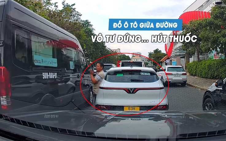 'Bó tay' tài xế ngang nhiên dừng xe giữa đường, đứng... hút thuốc