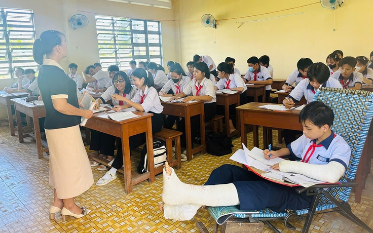 Lan tỏa trên mạng xã hội: Cha mẹ bế con bó bột cả chân tay đi học