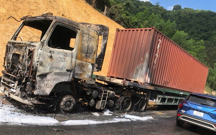 Cháy xe container trên đèo An Khê, giao thông ách tắc