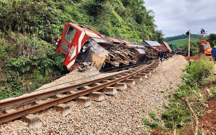 Cận cảnh hiện trường tàu hàng trật bánh khỏi đường ray khiến đường sắt tê liệt