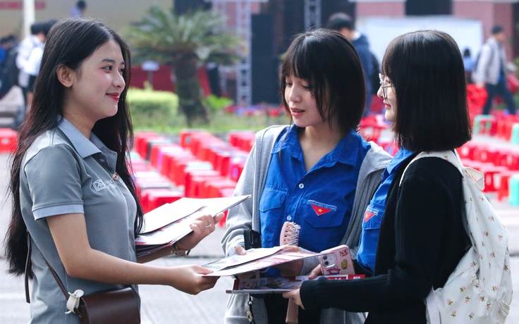 Học sinh phấn khởi chọn nghề, nhận quà 'siêu cute' ở gian hàng tư vấn mùa thi