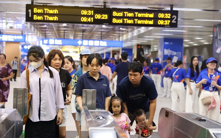 Metro TP.HCM: Giới trẻ thích thú 'chạm' thẻ NAPAS, xé 'túi mù', nhận quà hot trend